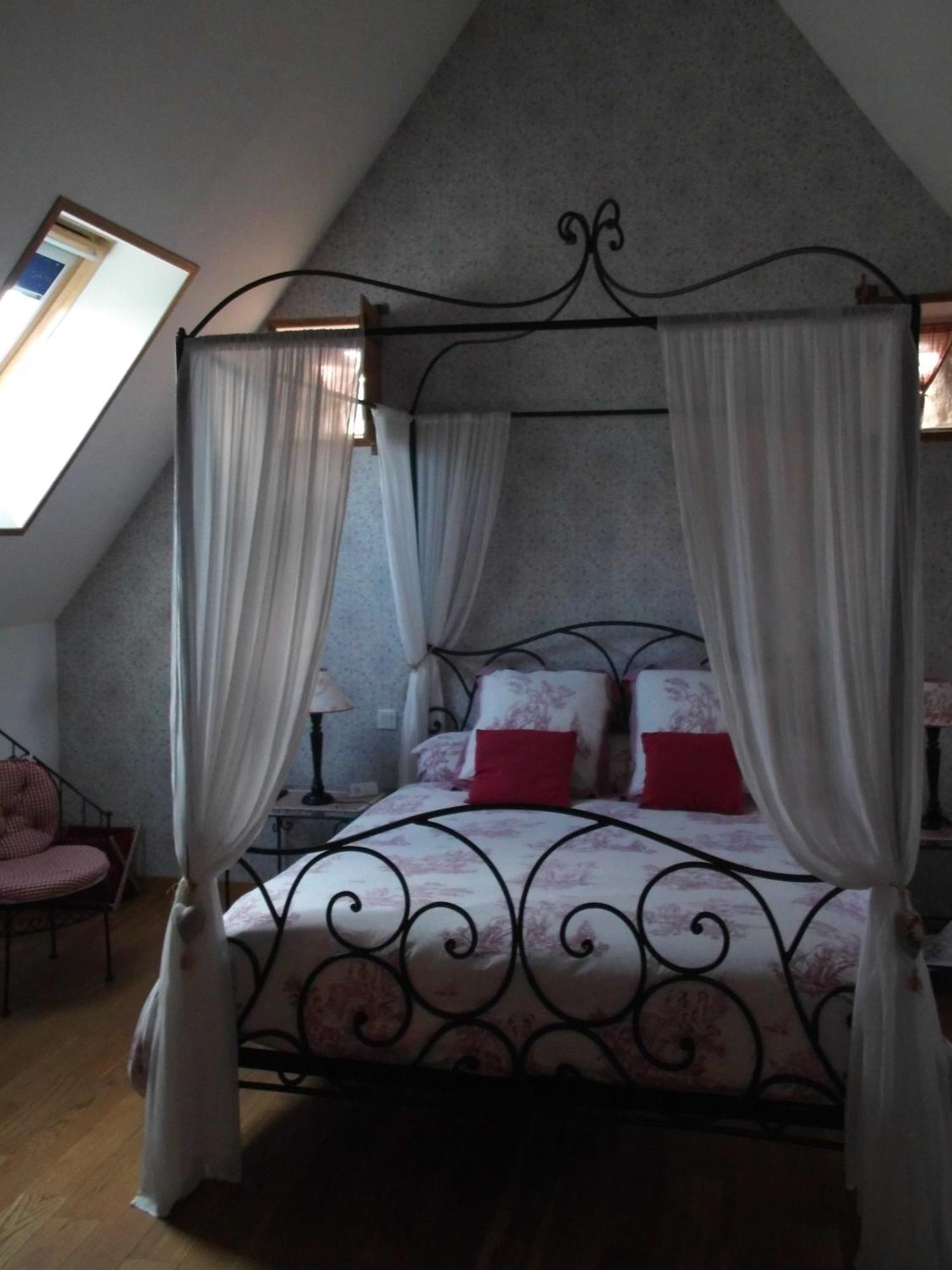 Le Clos Des Tilleuls D Day Home, Chambres D'Hotes, Suite Avec Sauna Privatif, Suite Avec Balneotherapie Privative, En Supplement Option Spa Bain A Remous La Vendelée Værelse billede