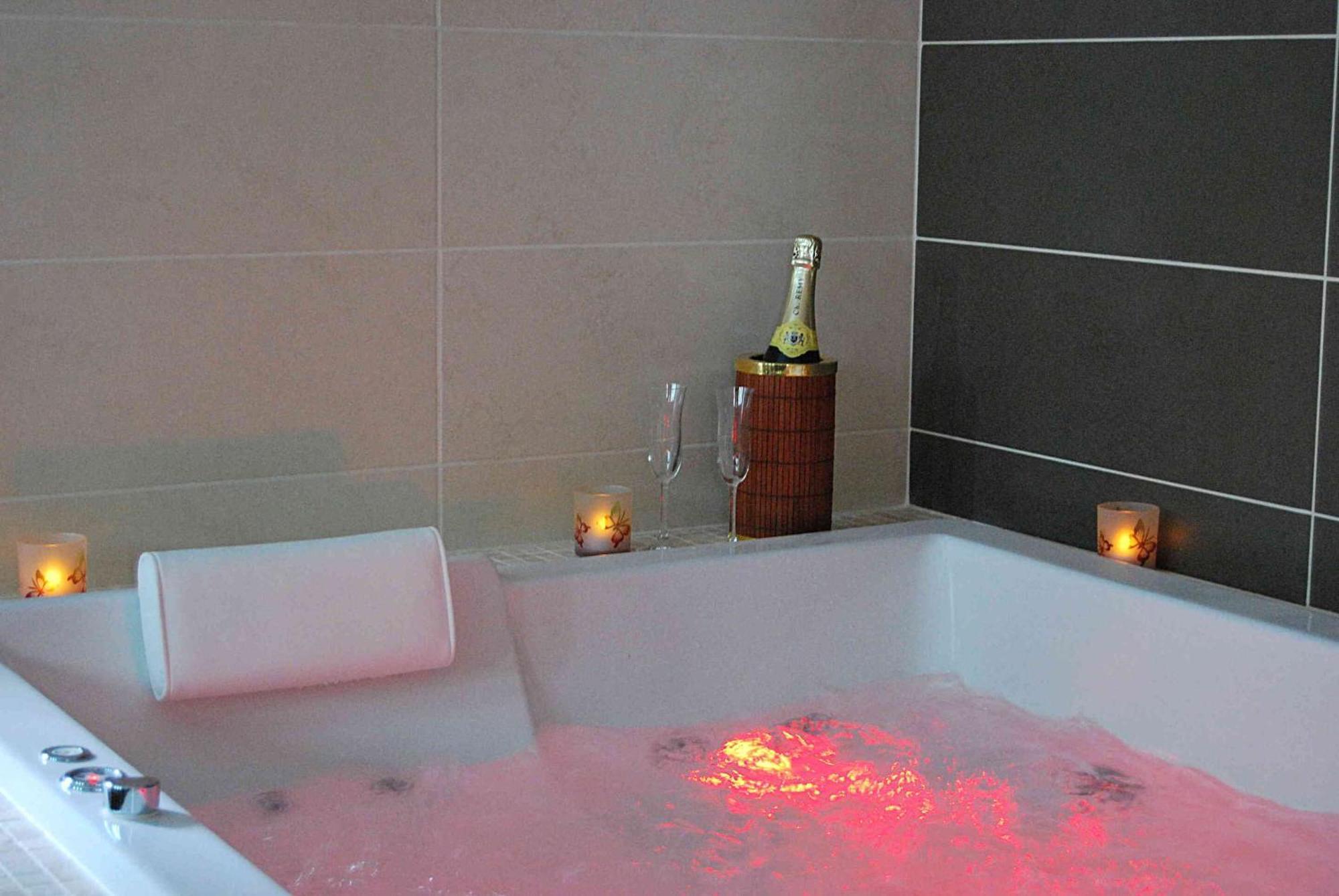 Le Clos Des Tilleuls D Day Home, Chambres D'Hotes, Suite Avec Sauna Privatif, Suite Avec Balneotherapie Privative, En Supplement Option Spa Bain A Remous La Vendelée Eksteriør billede